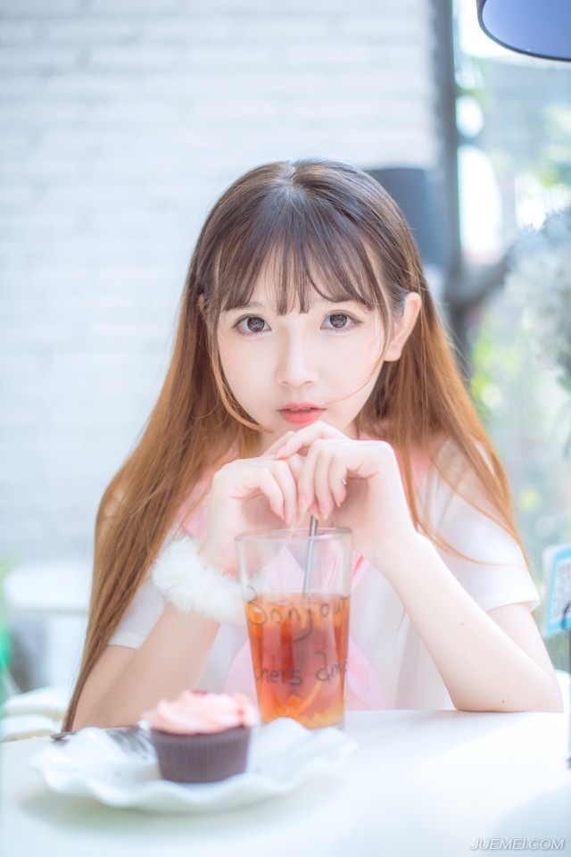 “喏！”小校点点头，神色慌急道：“回将军，泠苞被刘璝说降，如今已经打开城门，庞统、魏延已经带着兵马杀进城来，将军，我们该怎么办？”